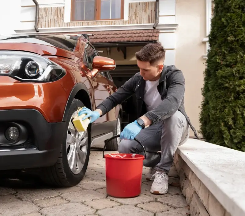 Lavage auto à domicile Fontaine-lès-Dijon : professionnel intervenant sur un véhicule